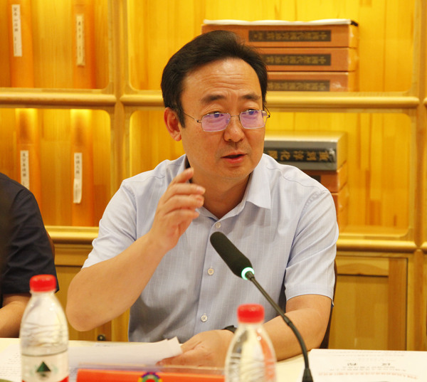 区委书记夏林茂在议政会上讲话