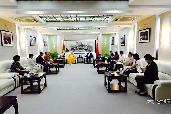 程学源大使与纯一法师亲切交谈