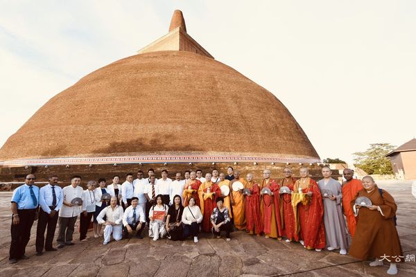 纯一法师、卡朗吉耶拉特纳西里博士长老等中斯两国法师、护法居士纪念法显大师西行求法1620年功德圆满，合影留念。