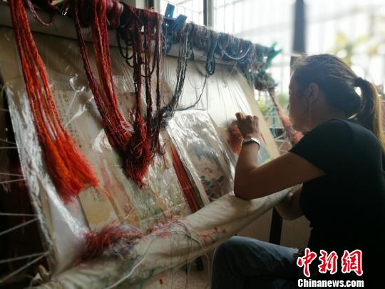 曾经坐在绷架前一心刺绣不问世事的绣娘们也开始走出绣房，接触市场?！≈由?摄