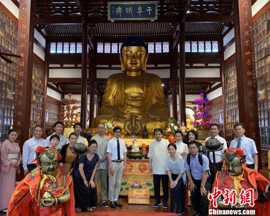 日本参访团赴日本高僧空海入唐之地---福州开元寺交流。图为铁佛殿留影。　郑作民　摄