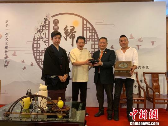 建阳清风建盏创始人陈乃文向日本客人赠送黄檗油滴大钵建盏等礼品。　陈芝宽　摄