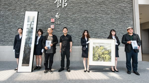 苏州美术馆馆长向乐震文、陆春涛颁发收藏证书