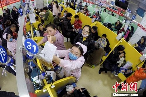 资料图：患者在医院就诊。中新社记者 韦亮 摄