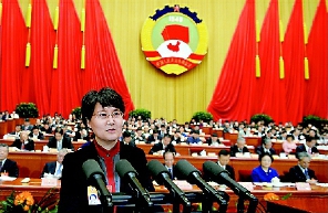 2015年3月11日，全国政协十二届三次会议举行第四次全体会议，15位委员围绕政治建设和统战政协工作作大会发言。图为蔡玲在大会上发言。    本报记者  姜贵东  摄