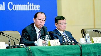 全国政协十二届二次会议期间，卞晋平等四位政协委员就如何充分发挥人民政协作为协商民主重要渠道作用、健全社会主义协商民主制度回答记者提问。  本报记者  姜贵东  摄