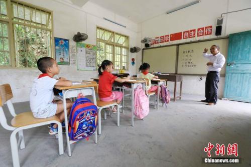 乡村教师正在上课 谭凯兴 摄 点击进入下一页