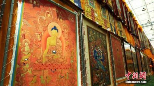 资料图:唐卡展示。张添福 摄 点击进入下一页
