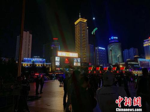 图为广场上“老师您好”格外醒目?！÷砻?摄