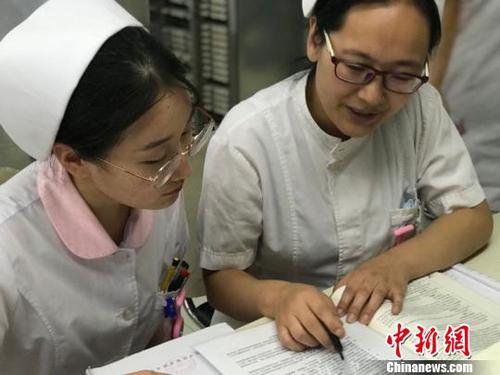 在学生眼中，她是一名认真负责、治学严谨的护理老师?！±钅饶?摄