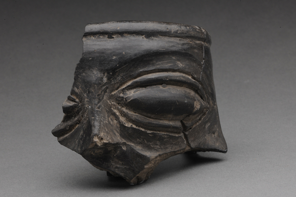 1.人面形陶器残片 新石器时代 2004年高陵杨官寨遗址出土 陕西省考古研究院藏