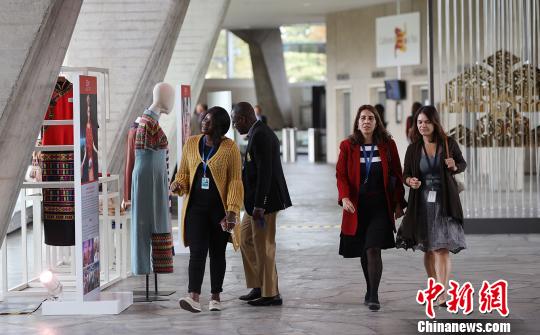 图为海南黎族传统纺染织绣精品在联合国教科文组织总部大楼展出。　刘实葵 摄