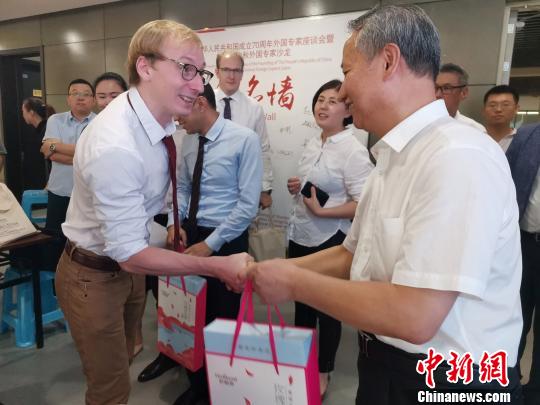 图为，庆祝新中国成立70周年外国专家座谈会暨驻济外国人才中秋节沙龙观上，外国专家获赠中秋月饼?！∷锖觇?摄