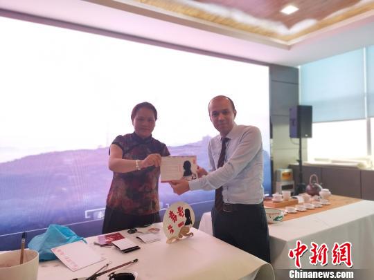 图为，在庆祝新中国成立70周年外国专家座谈会暨驻济外国人才中秋节沙龙观上，外国专家展示获赠的剪影作品?！∷锖觇?摄