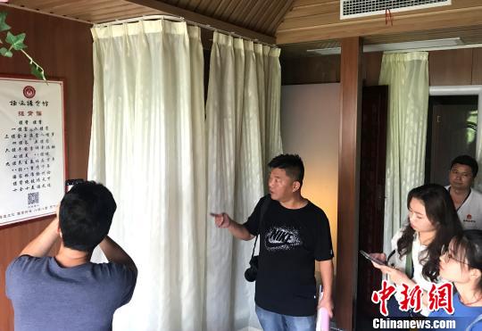 图为扬州搓背的精髓：八轻八重八周到?！〈藜衙?摄