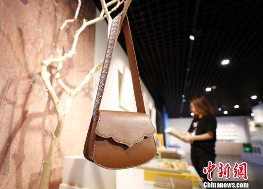 含敦煌元素的小背包 杜洋 摄 含敦煌元素的小背包 杜洋 摄