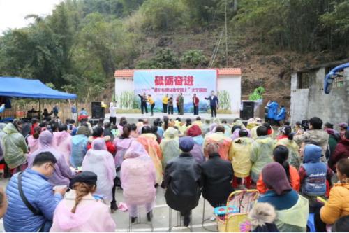 广西戏剧院开展“砥砺奋进——我们在脱贫攻坚路上”文艺演出 点击进入下一页