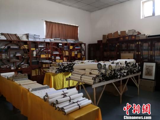 院内还留置一间房，取名为“藏经阁”，用作放置经书。图为收藏的经书?！《∷?摄