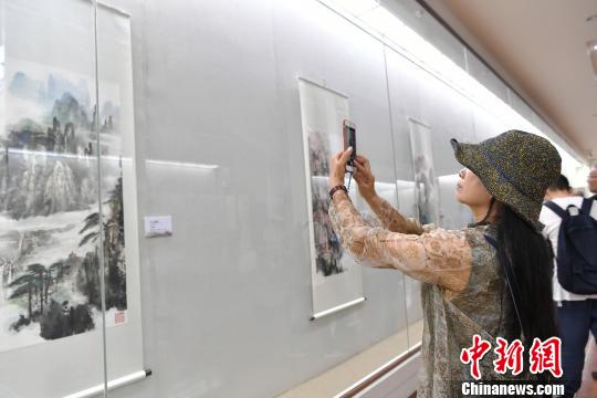 民众参观展览。　安源 摄