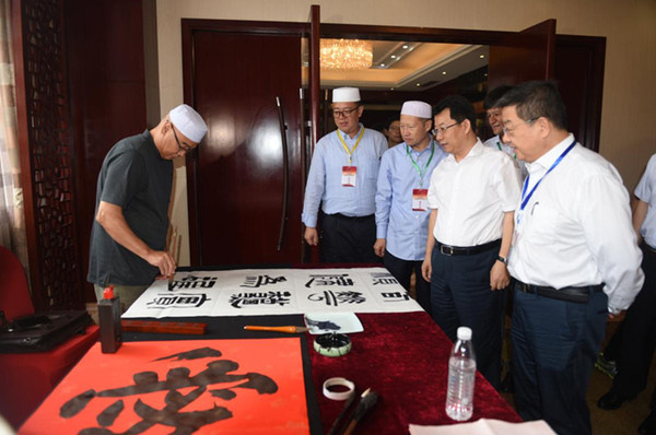 与会领导参加书画展