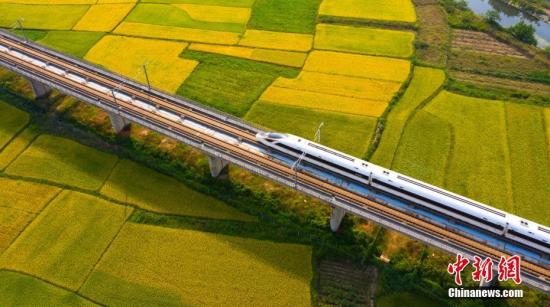 资料图:疾驰而过的高铁。赵春亮 摄 点击进入下一页