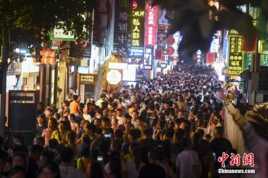 资料图：湖南长沙太平老街人山人海，夜经济火爆。<a target='_blank' href='http://www.chinanews.com/'>中新社</a>记者 杨华峰 摄
