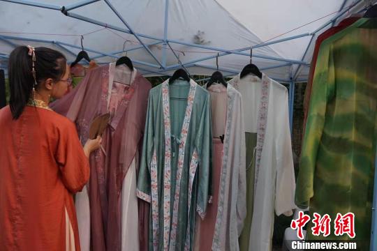 摊位上的汉服展示?！≌澎匣?摄
