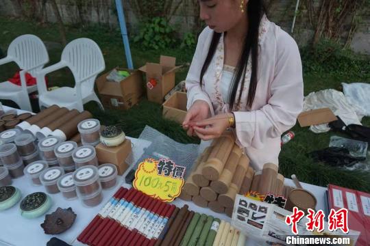 店主展示不同种类的檀香?！≌澎匣?摄