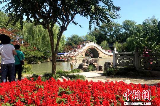 中外游客追逐月亮下扬州领略“月亮城”文化魅力