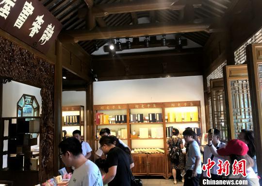 图为扬州瘦西湖雕版文化馆游人如织?！〈藜衙?摄