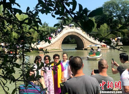 图为中外游客追逐月亮下扬州，领略“月亮城”文化魅力。　崔佳明 摄