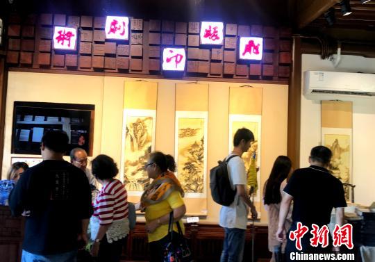 图为中外游客近距离感受非遗文化?！〈藜衙?摄