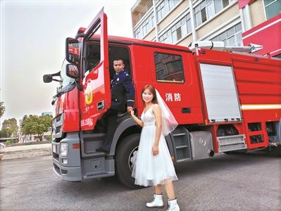 郭朝阳和李宁幸福地牵起了手 点击进入下一页