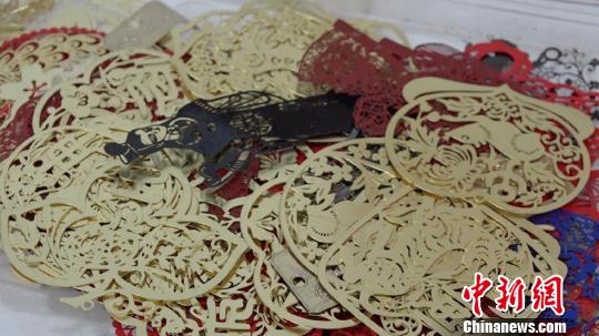 用来代替“手工雕刻”模板的随处可以买到的“镂空书签”。　徐明睿 摄