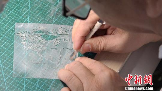 李亚非手工雕刻叶雕图案模板?！⌒烀黝?摄