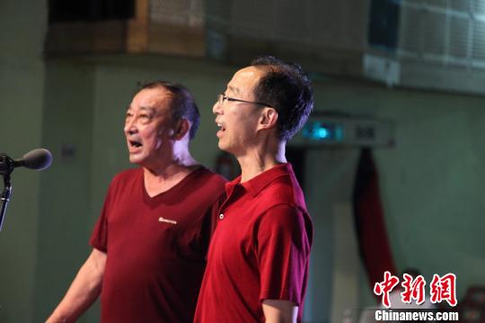 王和林与云伟是当年平利剧团的“角儿” 钟欣 摄 王和林与云伟是当年平利剧团的“角儿” 钟欣 摄