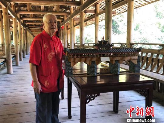 图为黄春财展示“双龙桥”模型?！∨砝蚍?摄