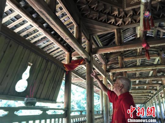 图为黄春财主持重建的“双龙桥”，“师傅梁”上还刻写着他的名字?！∫睹?摄