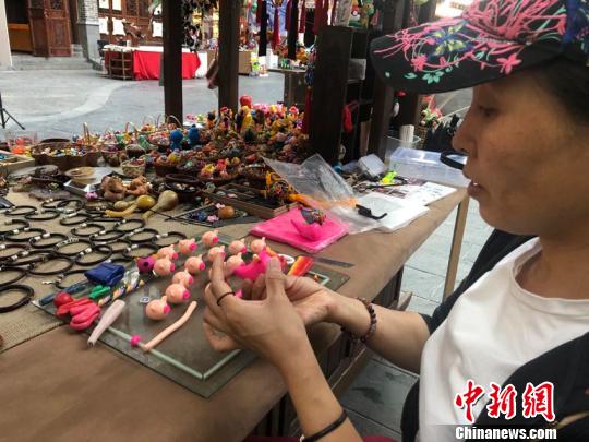 吕惠敏在制作新的作品 孙博妍 摄 吕惠敏在制作新的作品 孙博妍 摄