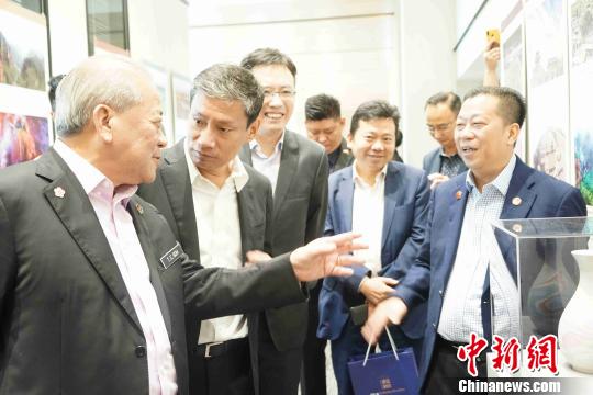 中国驻马来西亚大使馆公使衔参赞陈辰(左二)和马来西亚中华大会堂总会长吴添泉(左一)、马来西亚一带一路委员会会长蔡宝强(右一)等在参观展览?！〕略?摄
