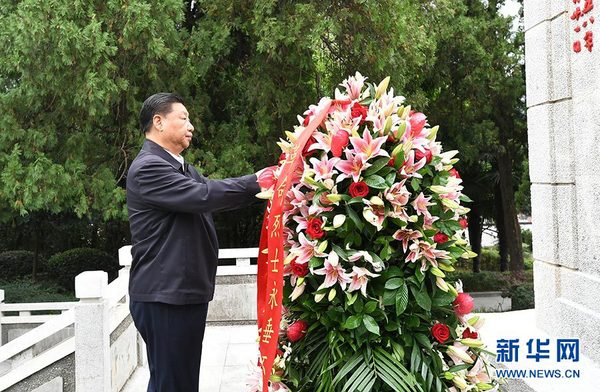 9月16日至18日，中共中央总书记、国家主席、中央军委主席习近平在河南考察。这是16日下午，习近平来到位于信阳市新县的鄂豫皖苏区首府烈士陵园，瞻仰革命烈士纪念碑，向革命先烈敬献花篮。 新华社记者 谢环驰 摄