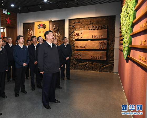 9月16日至18日，中共中央总书记、国家主席、中央军委主席习近平在河南考察。这是16日下午，习近平来到位于信阳市新县的鄂豫皖苏区首府烈士陵园，瞻仰革命烈士纪念堂。 新华社记者 谢环驰 摄