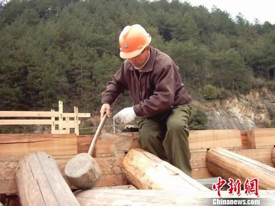 吴复勇在造桥。受访者提供