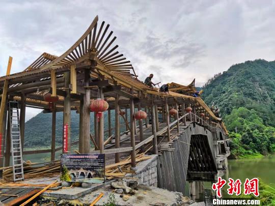 木拱廊桥不用一钉一铆，全用榫头连接。受访者提供