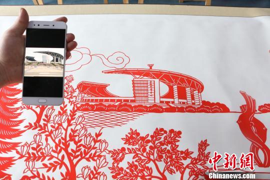 图为剪纸作品与照片的对比图。　夏莹 摄