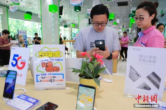 资料图：民众选购手机。 殷立勤 摄