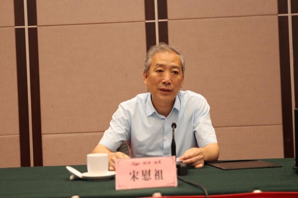 民盟中央文化委员会委员、民盟北京市委专职副主委宋慰祖传达了民盟北京市委第十二届八次全委会议暨思想政治宣传工作会议精神并介绍了盟市委今年的重点工作，深入讲解了《如何落实中共中央统战部和民盟中央关于民主党派开展不忘合作初心继续携手前进主题教育活动》文件精神。海盟摄影