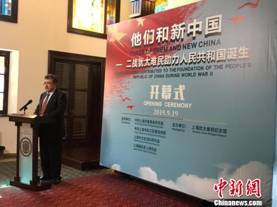 汉斯·米勒的儿子米德华当天来到展览现场。(郑莹莹 摄)