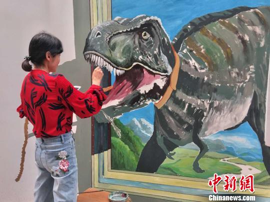 新疆一中学创意3D彩绘扮靓校园成新景吸引师生“打卡”（图）