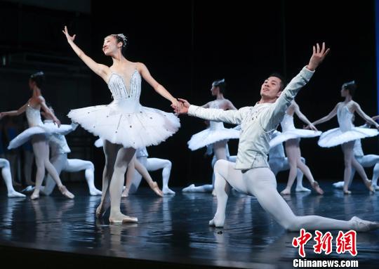芭蕾《珠宝》中的“钻石”选段 杜洋 摄 芭蕾《珠宝》中的“钻石”选段 杜洋 摄